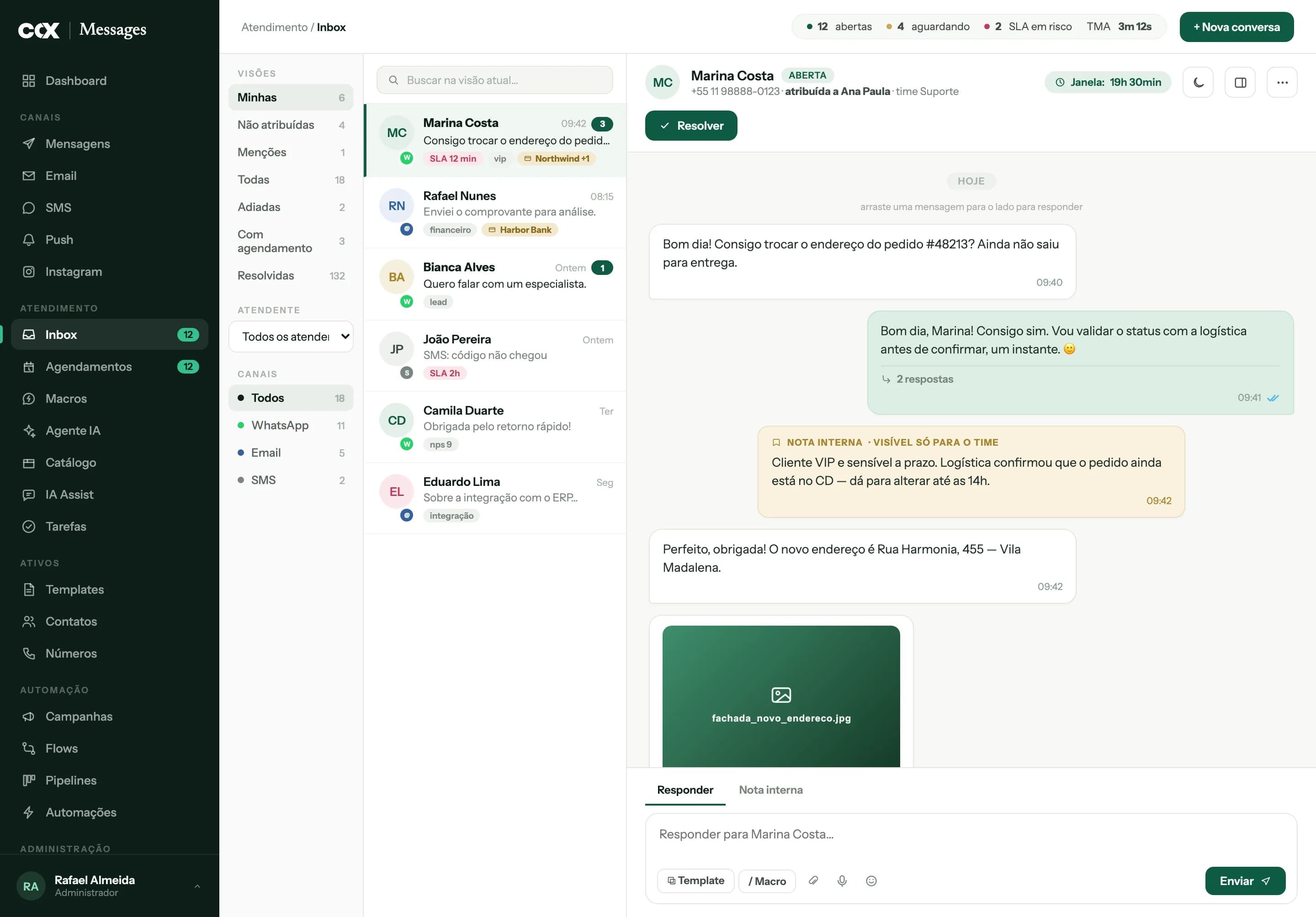 O inbox da CCX Messages: a lista de conversas abertas, uma conversa de WhatsApp e a ficha do cliente ao lado.